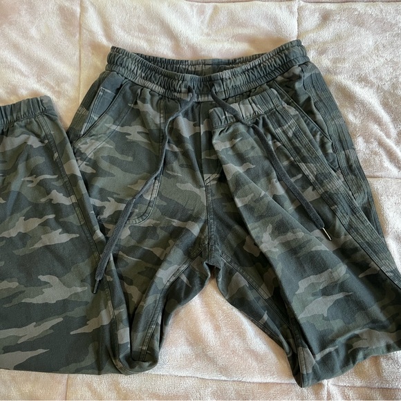 Athleta camo Farallon jogger athleisure pants size 4/medium - Picture 4 of 7